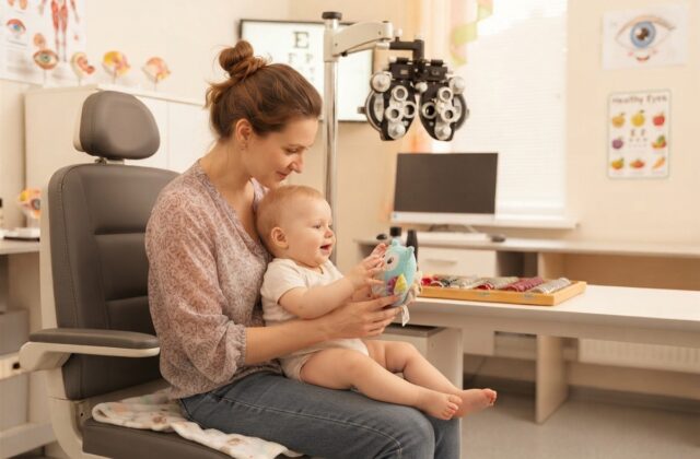 Mikor vigyük először szemészhez a gyereket? – A legfontosabb mérföldkövek a baba korától az iskolakezdésig
